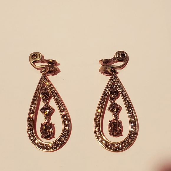 Signed Monet Vintage clip on Earrings! - Picture 2 of 11